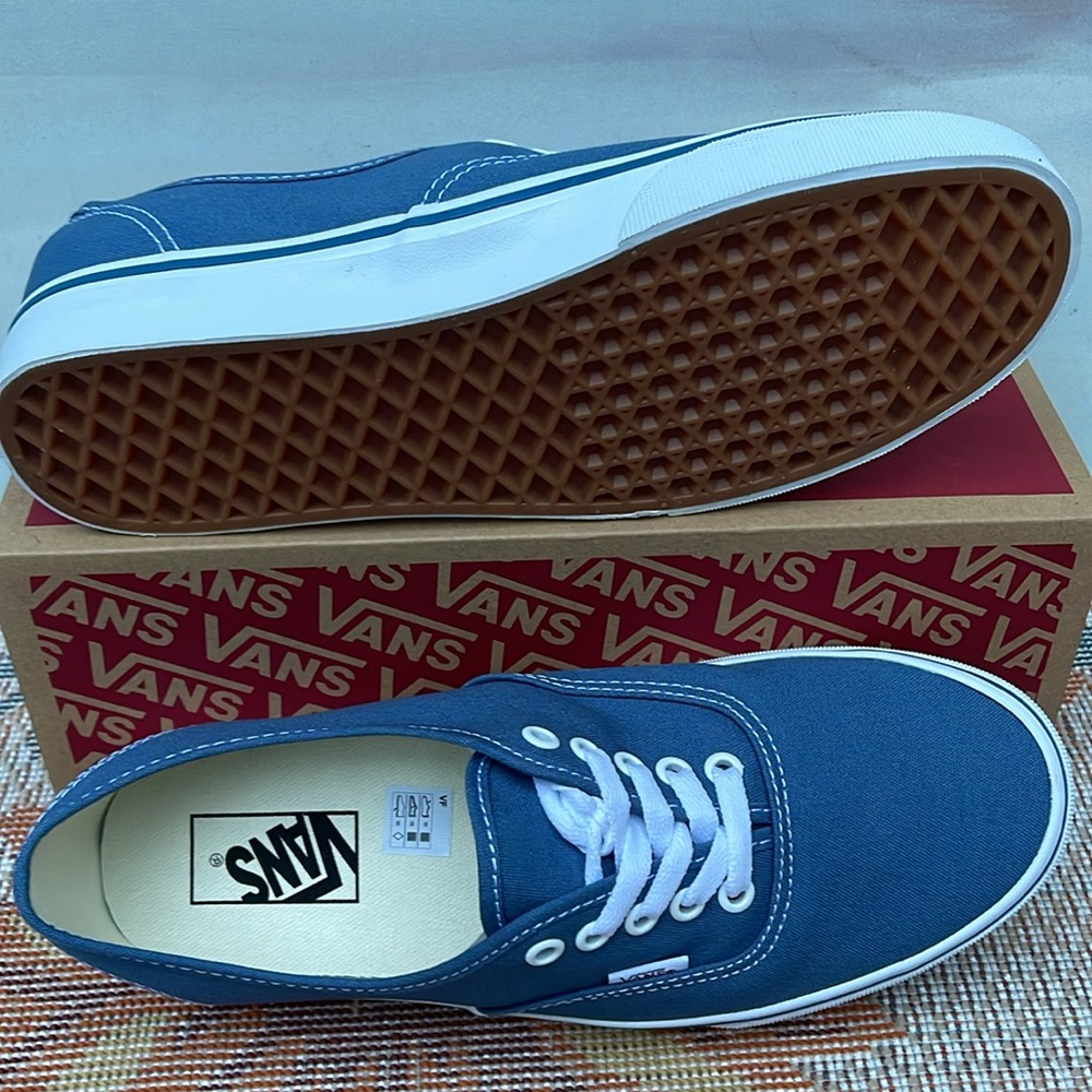 Vans WMNS Authentic Navy
VN000EE3NVY
Sneakers - Picture 4 of 16